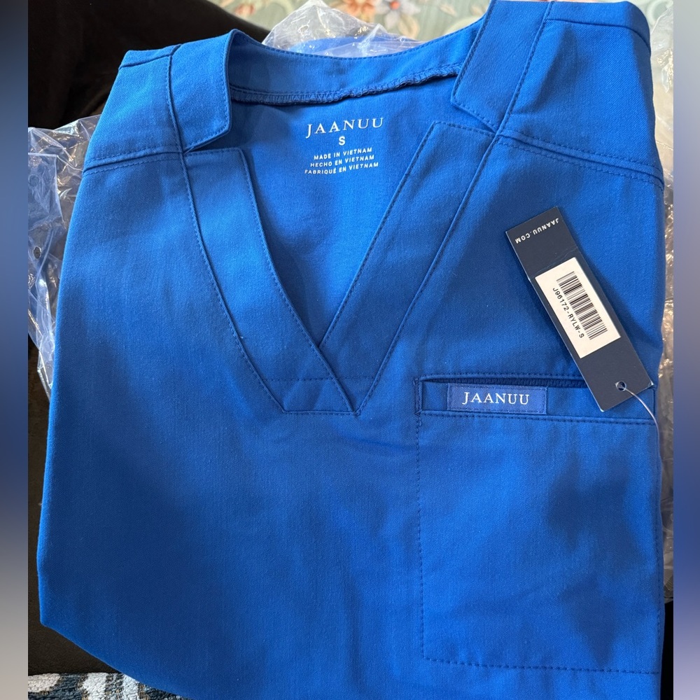 Jaanuu Women’s Relaxed 3-Pocket Top